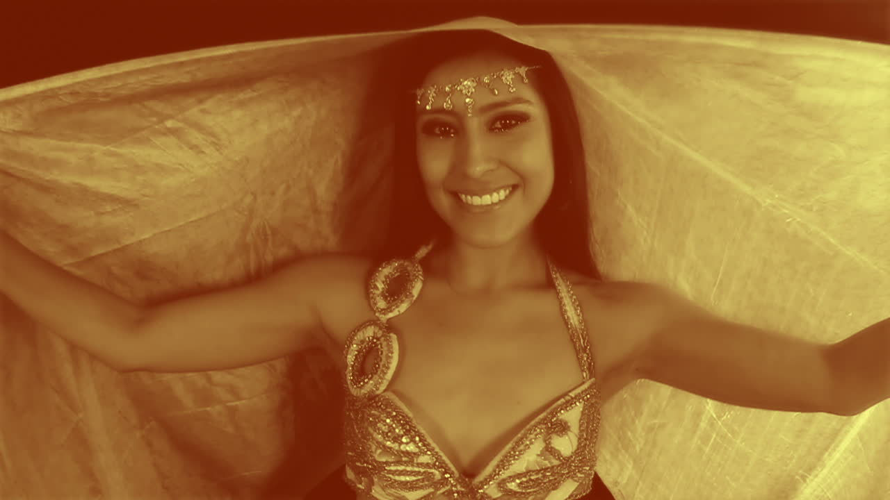 伝統的に踊る女性 53