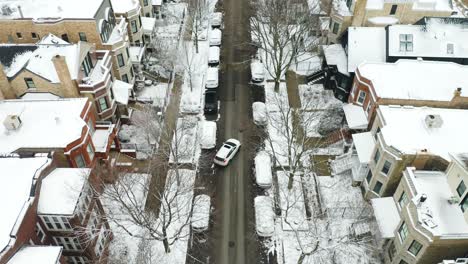 Vista-De-Pájaro-Del-Aparcamiento-Paralelo-Del-Coche-En-Invierno-En-La-Calle-De-La-Ciudad