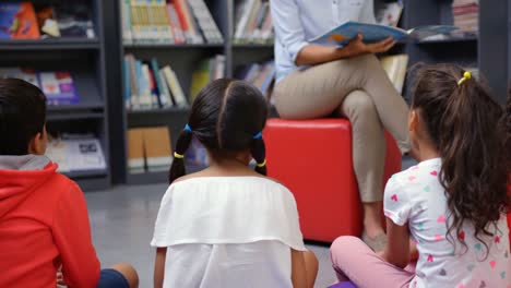 Lehrerin-Unterrichtet-Schulkinder-In-Der-Schulbibliothek-4K