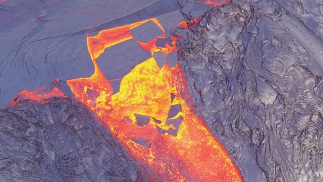 hermosa toma aérea abstracta de ríos de lava que fluyen cerca de la erupción explosiva volcánica del volcán fagradalsfjall en islandia