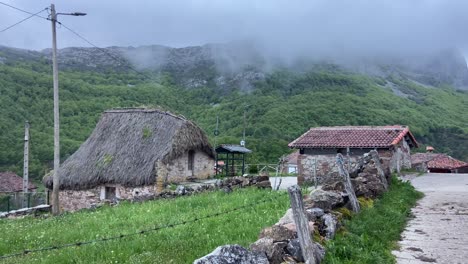 panorámica a la derecha que revela una aldea rural envuelta en niebla en el norte de españa