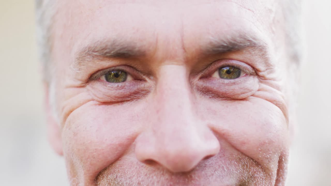 retrato de un hombre caucásico feliz mirando a la cámara y sonriendo