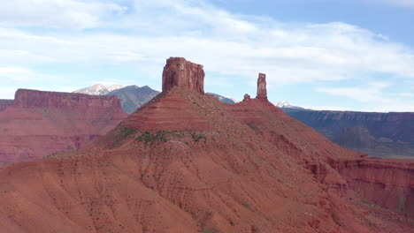 Large-Natural-rock-formation,-Parriot-Mesa,-in-Utah-desert,-Moab