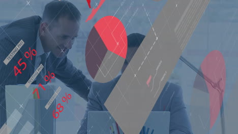 animación del procesamiento de datos financieros sobre diversas personas de negocios
