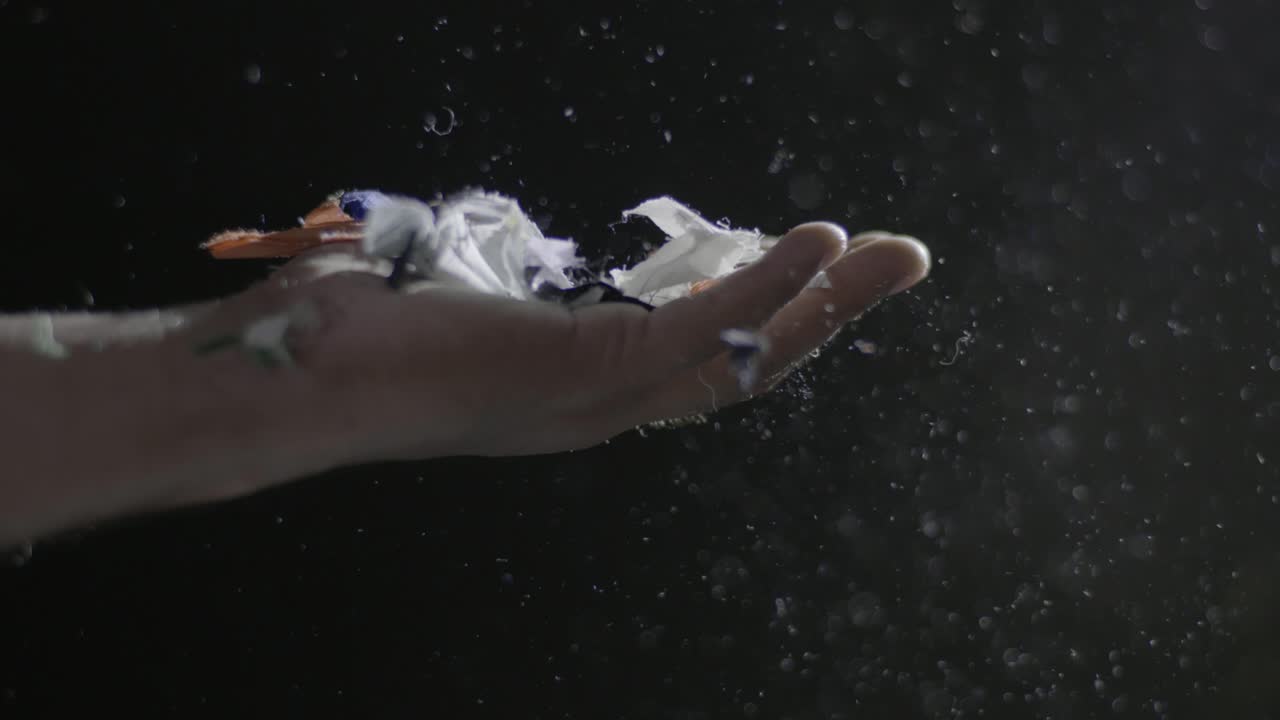 제조 과정에서 재활용 직물을 잡는 손, 섬유 및 실 부동