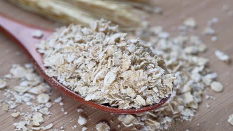 cuchara de madera con avena