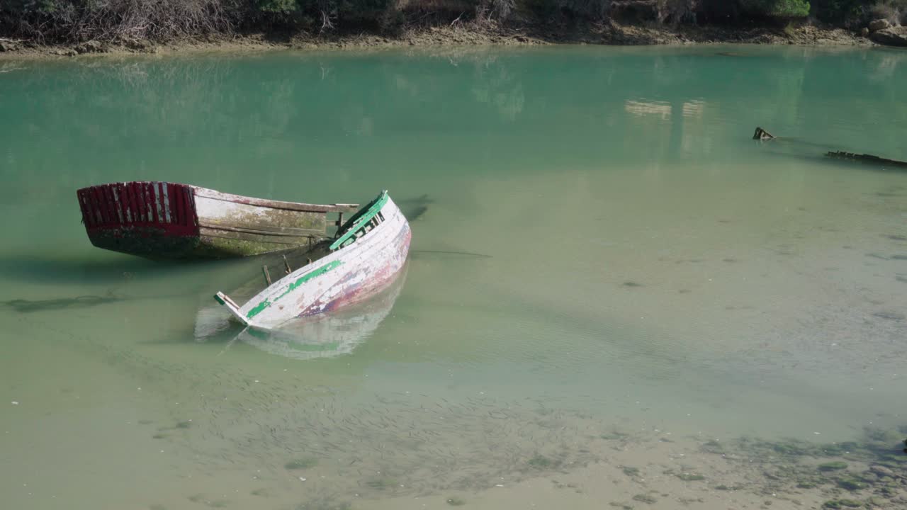 две затонувшие лодки в тихой воде с копией справа, с рук