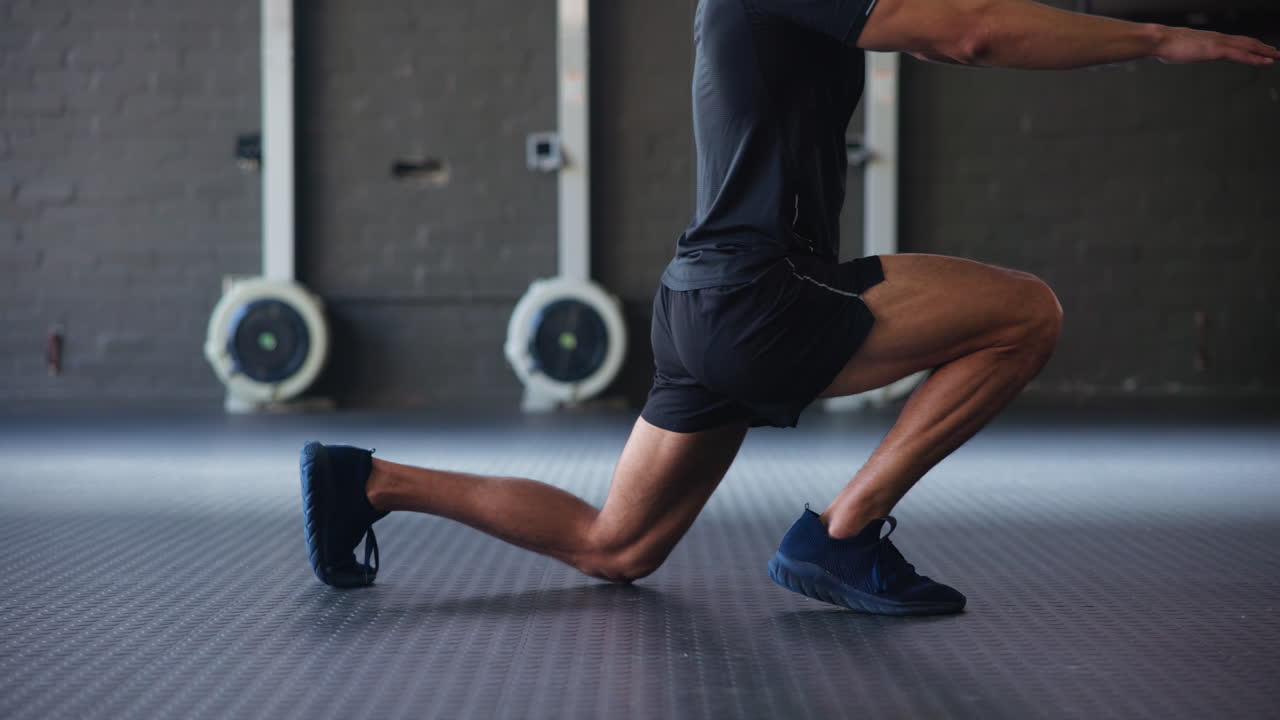 체육관에서 운동을하는 남자