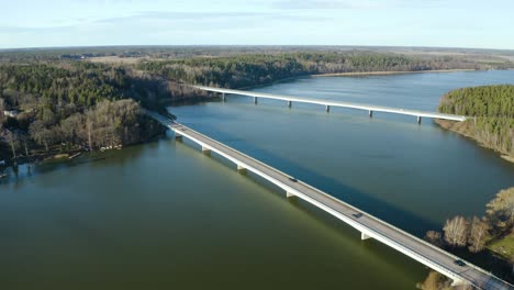 Luftaufnahme-Von-Zwei-Autobahnbrücken-über-Den-Fluss