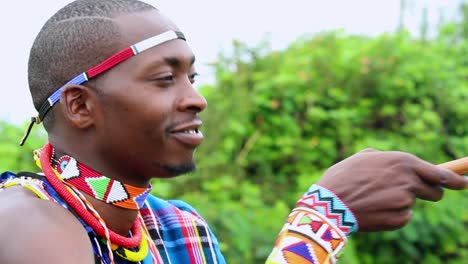 hombre africano atascando, asintiendo con la cabeza, mientras escucha música en kenia, áfrica
