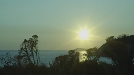 vista panorámica de una puesta de sol sobre el mar, hora dorada