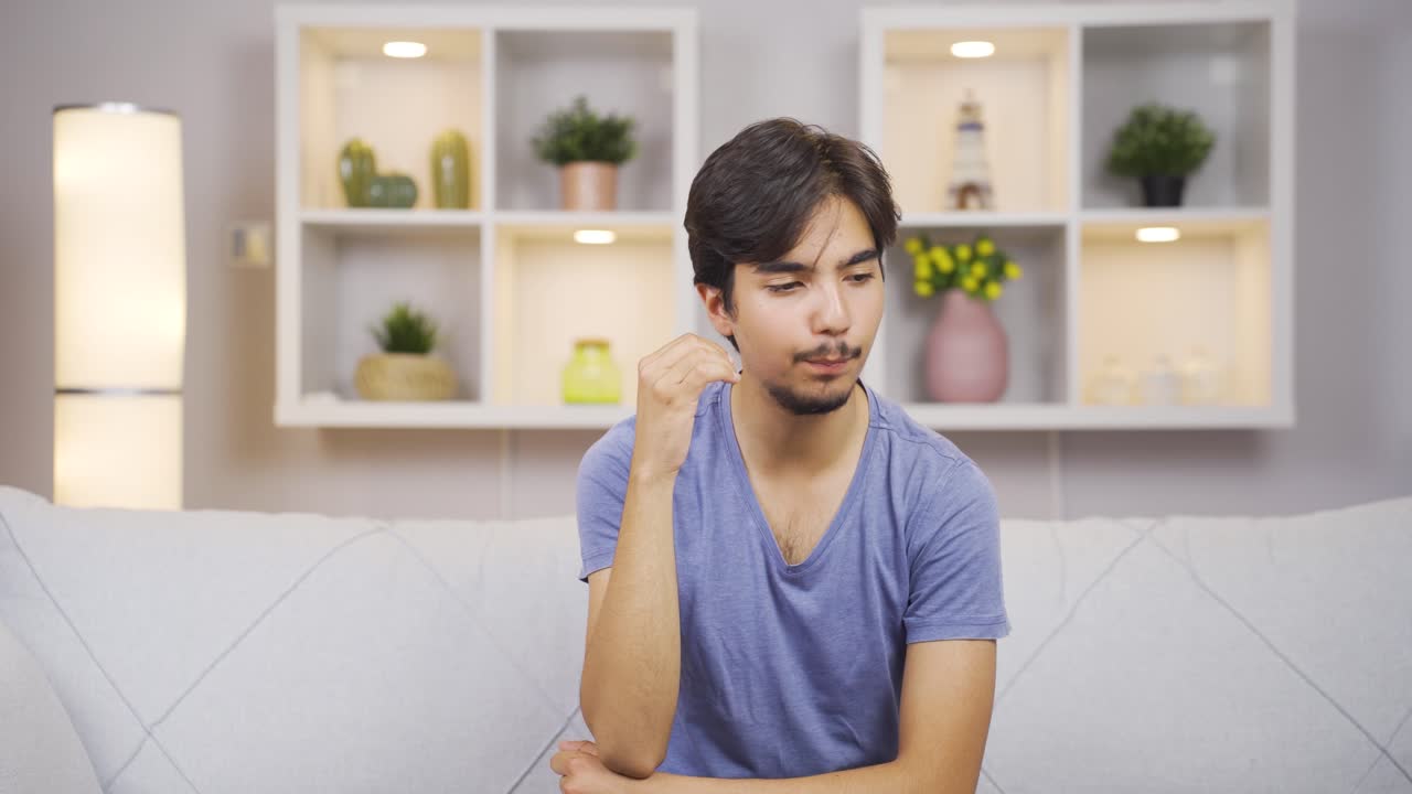 그 남자는 손 ⁇ 을  ⁇ 고 있습니다.