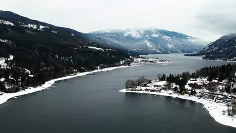 scène d'hiver paisible du lac adams et des forêts enneigées, vue aérienne avec ciel couvert