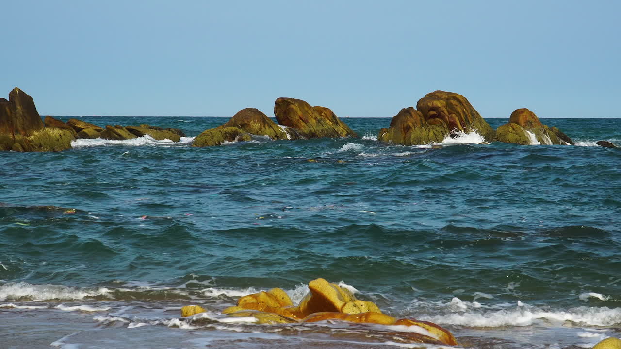 축소하여 아시아 해변에서 바다를 떠다니고 오염시키는 여러 물체를 보여줍니다.