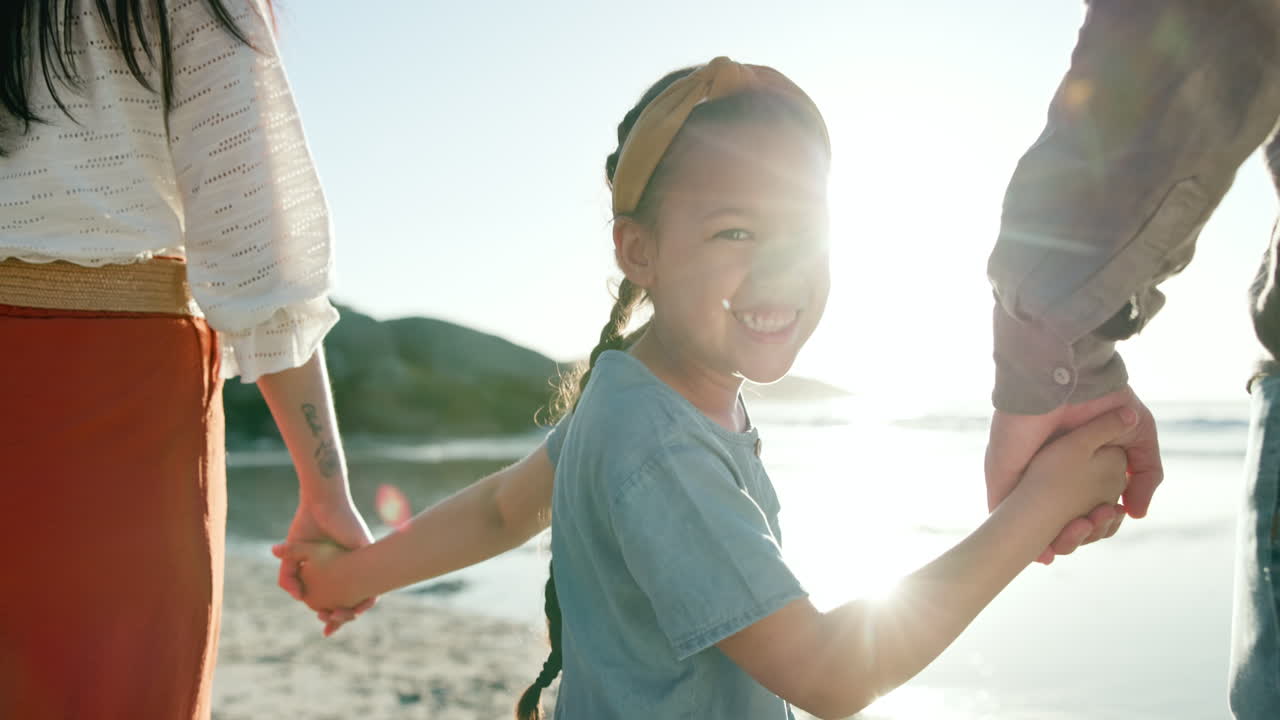 해변 을 산책 하는 가족
