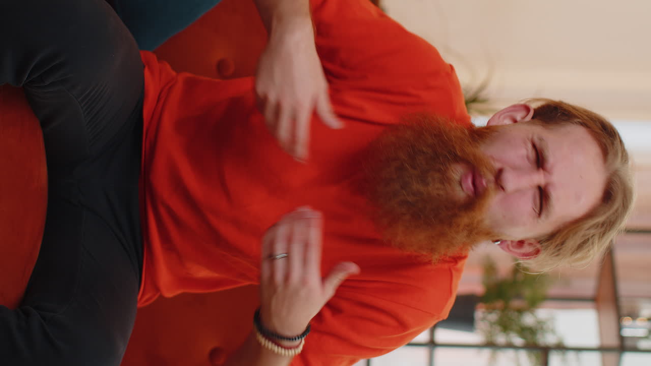 hombre barbudo preguntando por qué, qué razón del fracaso, demostrando incredulidad irritación por los problemas