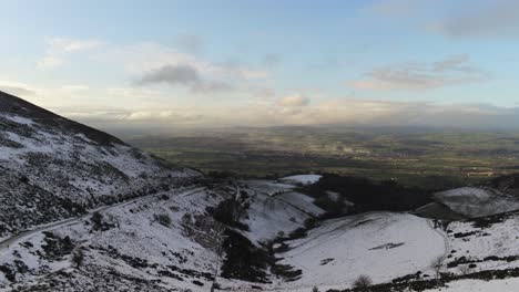 Moel-Famau-Galés-Montaña-Nevada-Valle-Vista-Aérea-Frío-Agrícola-Rural-Invierno-Paisaje-Subiendo-Lentamente