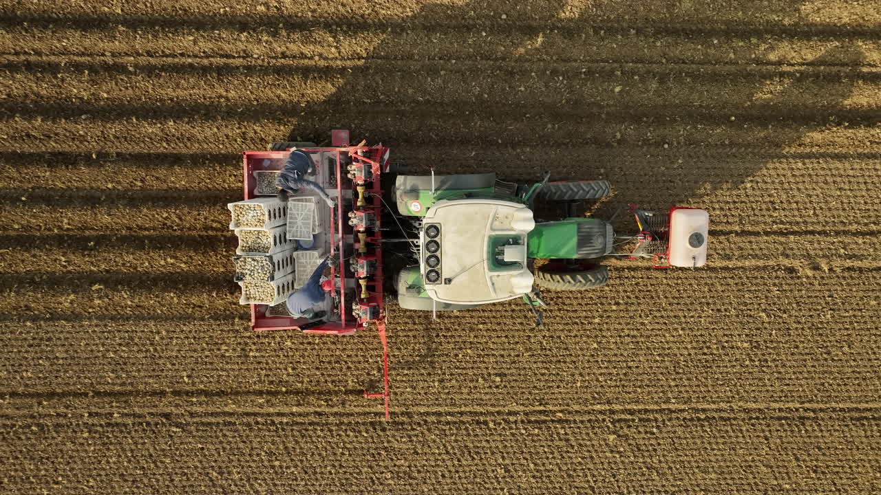 gente sembrando desde un tractor de conducción en un campo agrícola