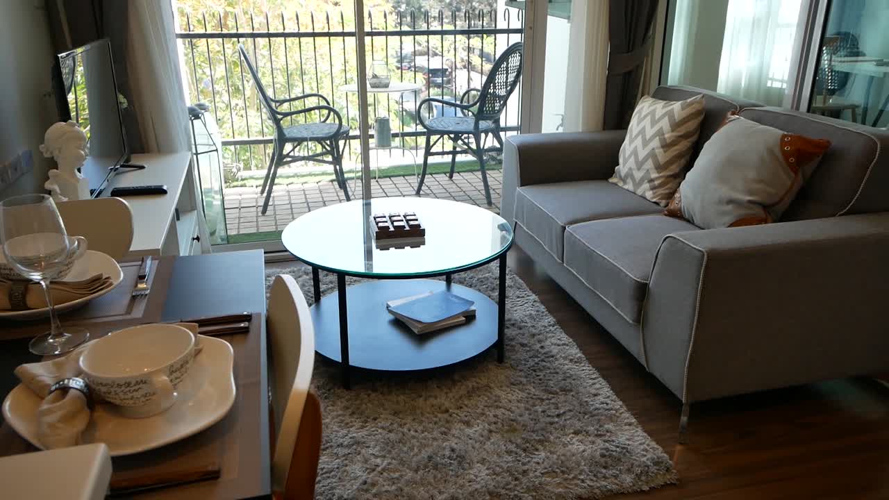 발코니가 있는 편안하고 캐주얼한 거실 장식 아파트