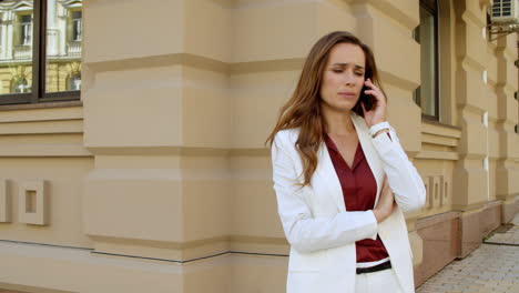 Hermosa-Mujer-De-Negocios-Hablando-Por-Teléfono-Móvil-Al-Aire-Libre