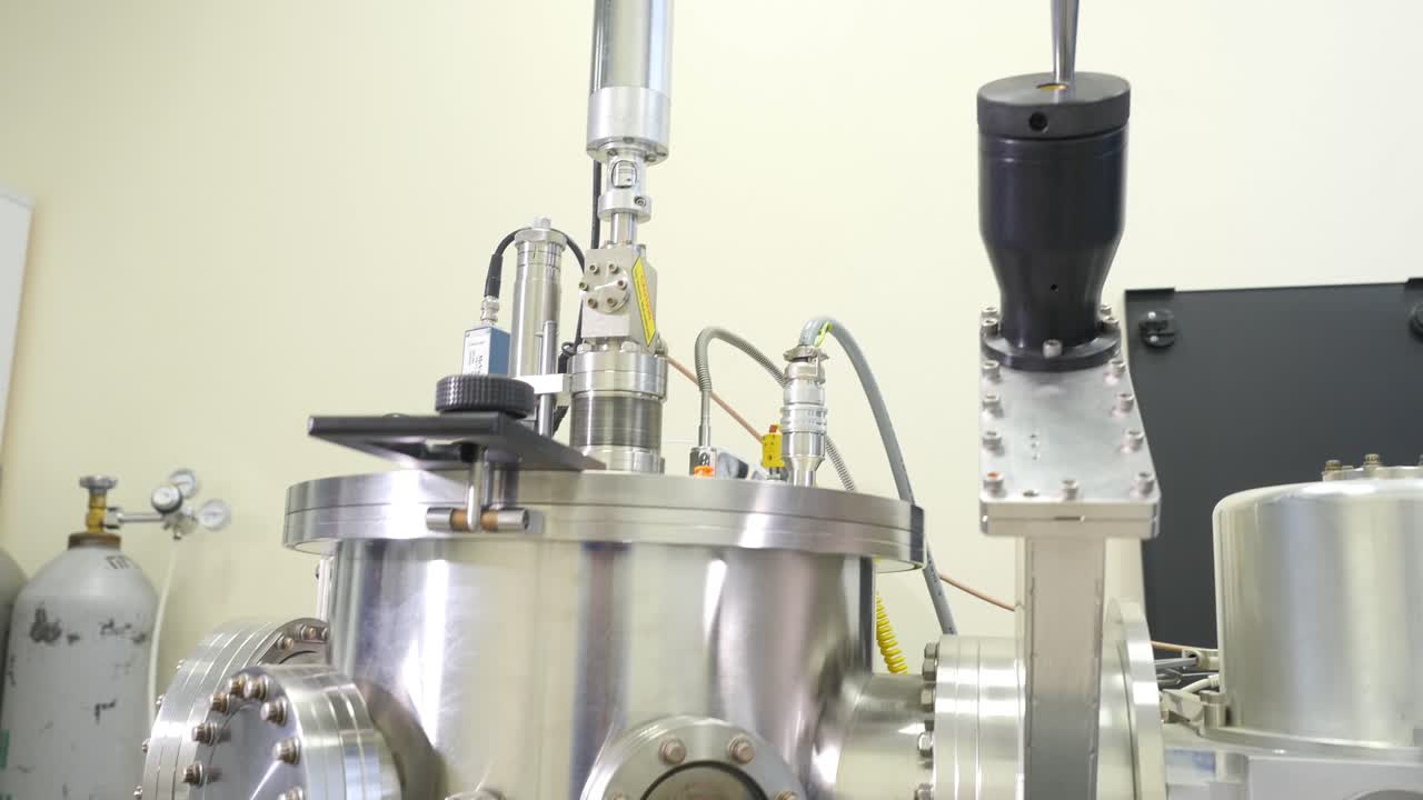 cámara de alto vacío en un laboratorio de investigación