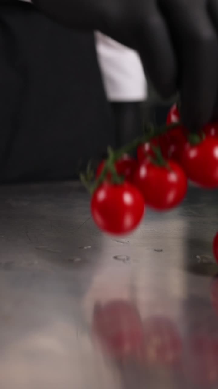 셰프가 체리 토마토를 준비하고 있습니다.