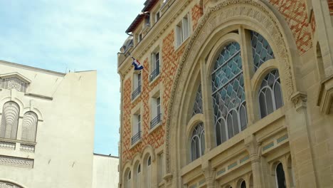 Hermosa-Fachada-De-La-Embajada-De-Costa-Rica-En-La-Plaza-Rapp,-Distrito-7-De-París-En-Francia-Con-Bandera-Francesa-En-El-Exterior