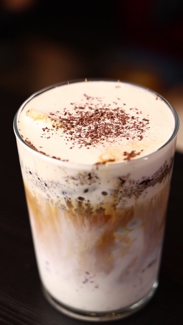 Caffè freddo con panna e scaglie di cioccolato in un bicchiere