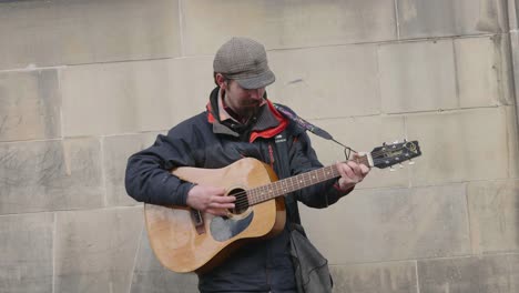 Ein-Straßenmusikant,-Der-Auf-Der-Straße-Gitarre-Spielt,-Um-Geld-Zu-Verdienen