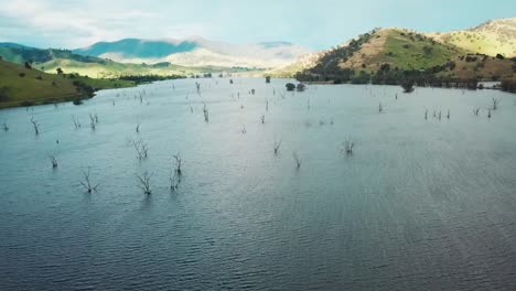 Aumento-De-La-Vista-De-Drones-Del-Lago-Hume,-En-El-Noreste-De-Victoria,-Australia