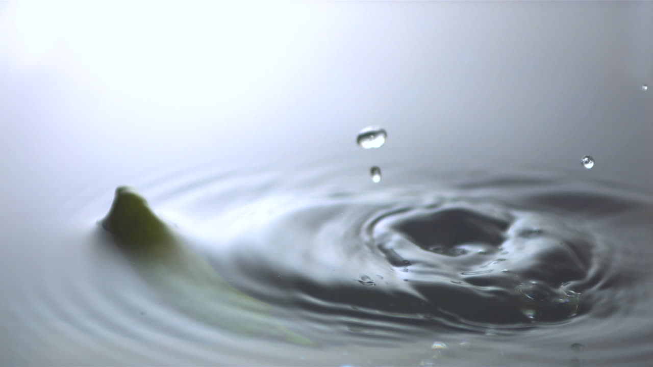 jalapeno cayendo en el agua