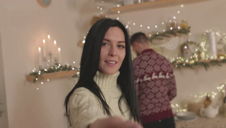 Hermosa-Mujer-Tomando-Un-Video-Selfie-Con-Su-Novio-En-Navidad-En-Casa