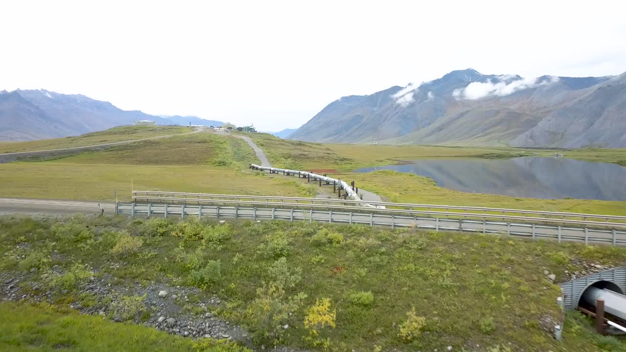 원유 - 경치 좋은 산을 배경으로 알래스카의 석유 파이프라인 - 공중 드론