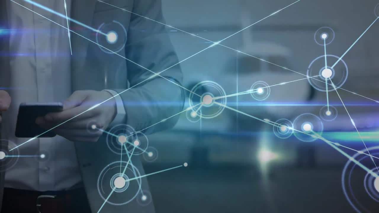 animación del procesamiento de datos sobre un empresario caucásico que usa un teléfono inteligente