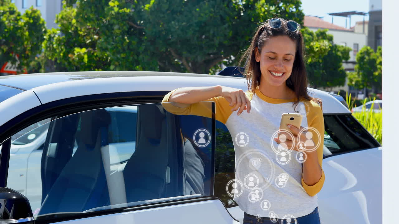 mujer satisfecha navegando su teléfono 4k