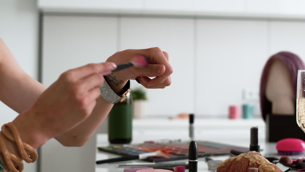 persona asiática que usa maquillaje