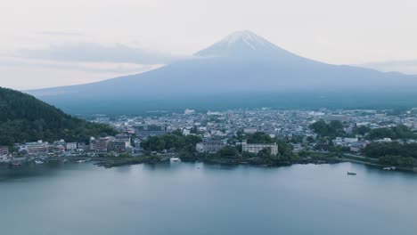 Toma-Aérea-Del-Famoso-Lago-Kawaguchi-Y-La-Lejana-Montaña-Fuji,-Japón