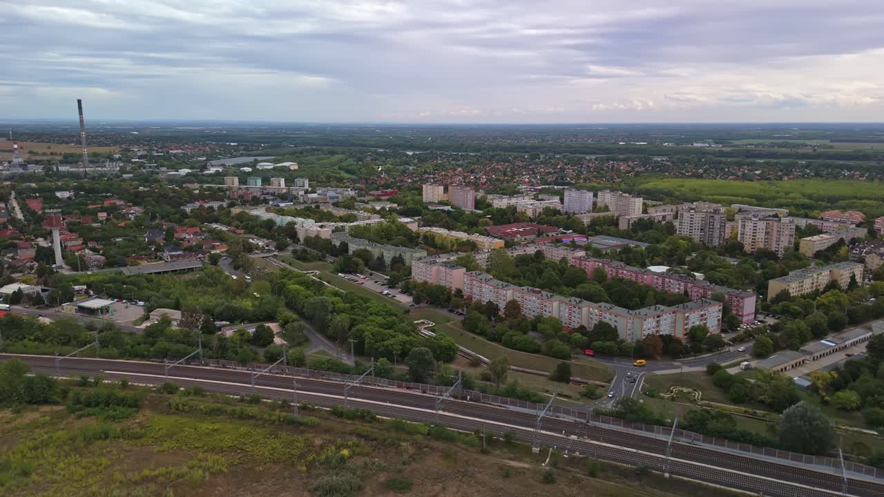 Scatto panoramico con drone del paesaggio urbano di Százhalombatta con caseggiati e la centrale elettrica Dunamenti in una giornata nuvolosa in Ungheria