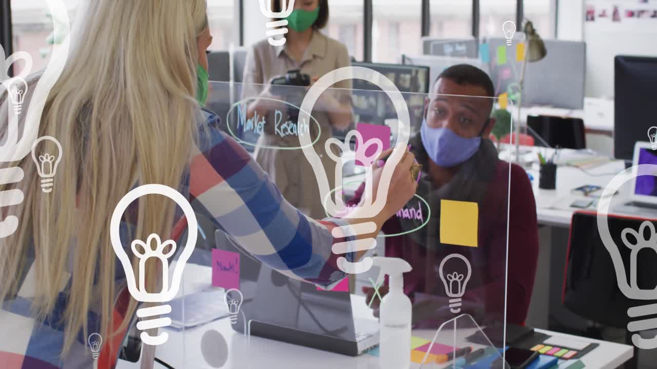 다양한 사업가들이 얼굴 마스크를 쓰고 메모를 하는 미디어 아이콘의 애니메이션