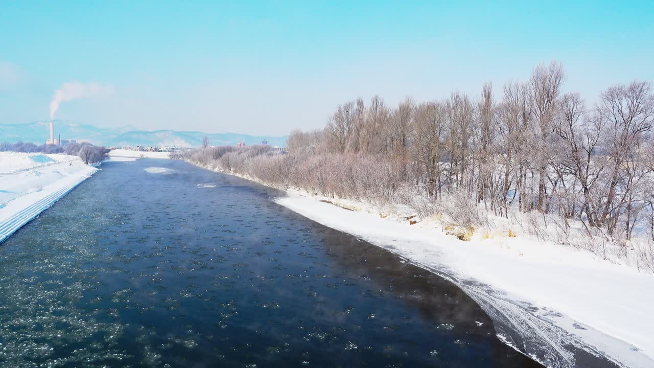 눈 덮인 강을 흐르는 유빙