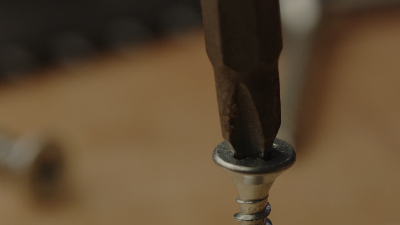 전기 스크루 드라이버 드릴 비트 드릴 스크루의 매크로 뷰 느린 동작