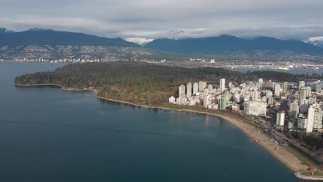 Varias-Tomas-De-Drones-En-English-Bay-Cerca-Del-Centro-De-Vancouver,-Bc-Durante-El-Evento-Polar-Bear-2019