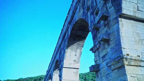 Pan-up-the-great-stone-arches-on-the-Pont-du-Gard