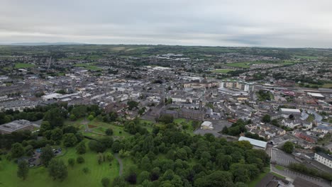 Centro-De-La-Ciudad-De-Tralee-Condado-De-Kerry-Irlanda-Panning-Drone-Vista-Aérea-Verano