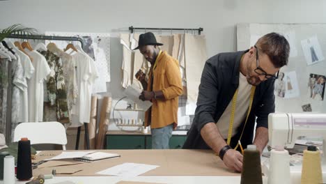 Jóvenes-Y-Diseñadores-De-Ropa-Trabajando-Juntos-En-Una-Nueva-Colección,-Hablando-Y-Haciendo-Esquemas-1