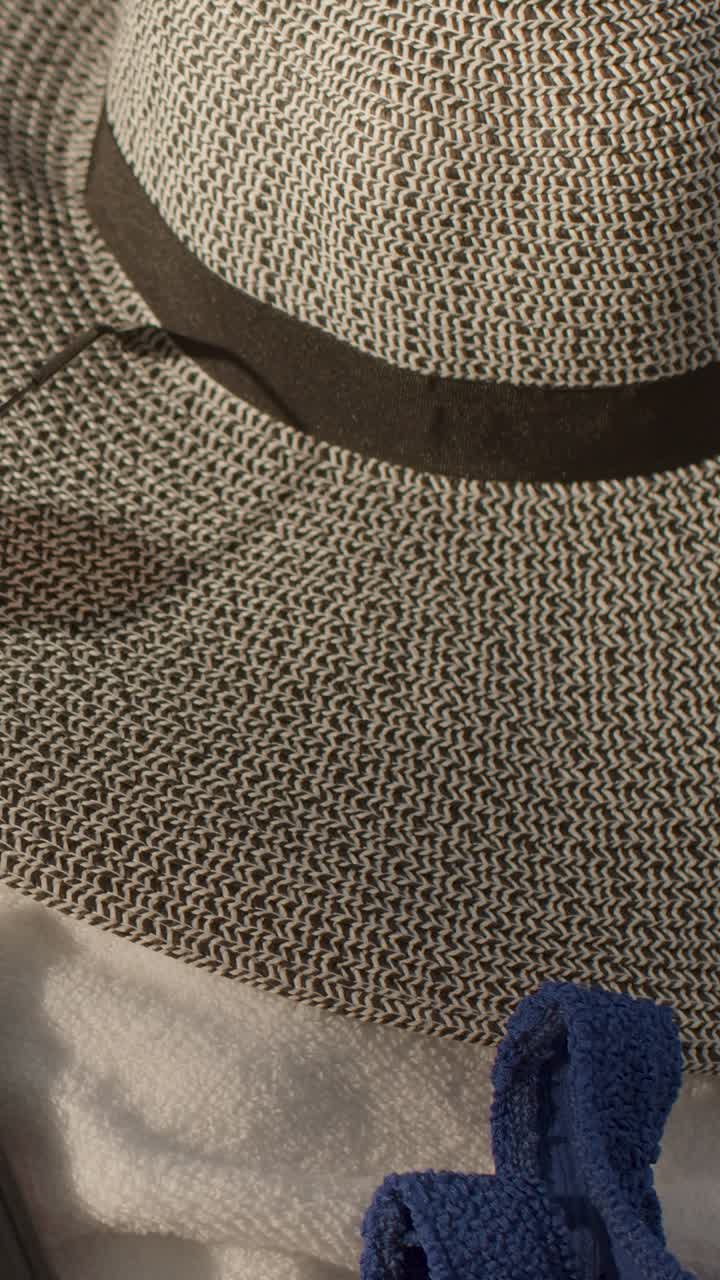 видео вертикальный летний отпуск концепция солнцезащитных очков солнечная шляпа и книга на пляже полотенце на песке