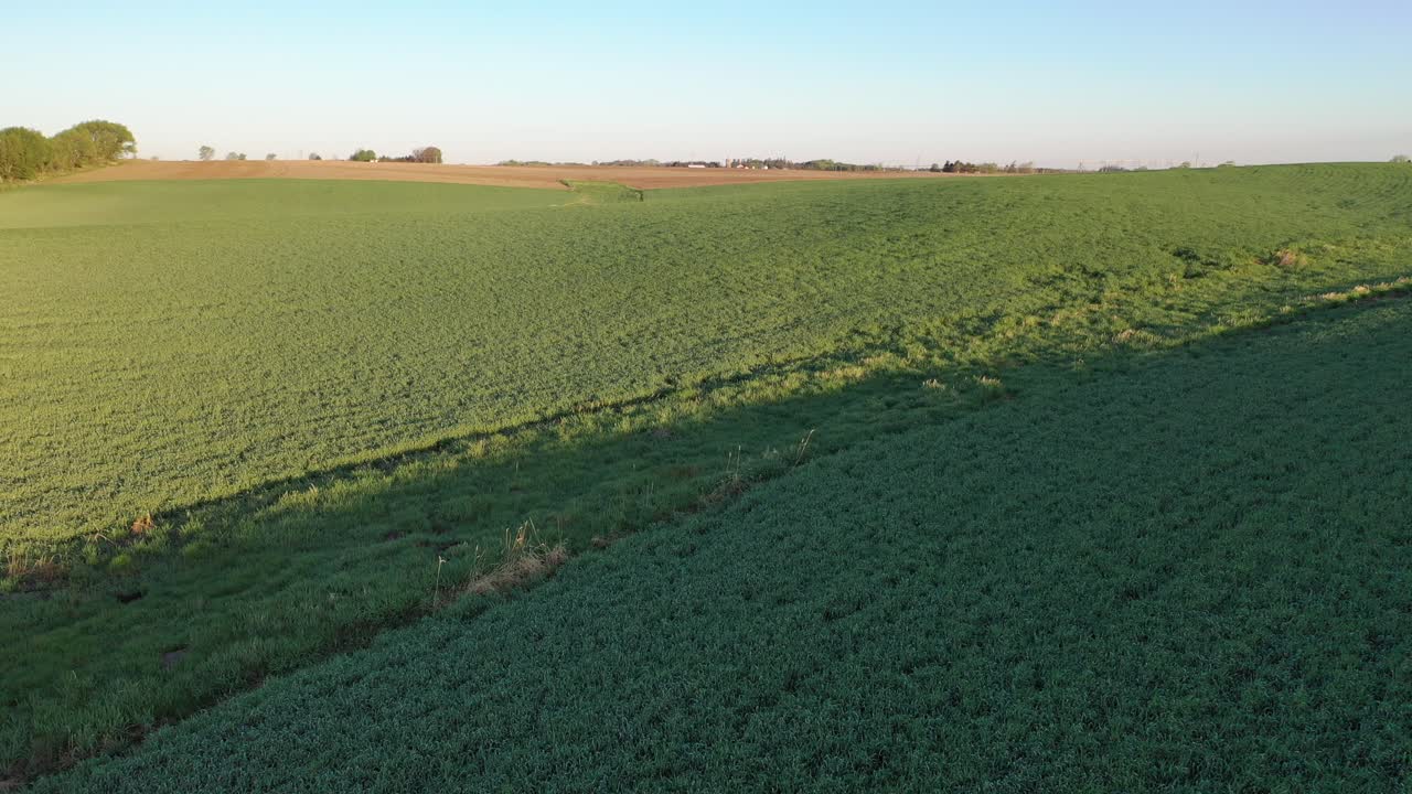 Frühlingslandschaft mit Ackerland