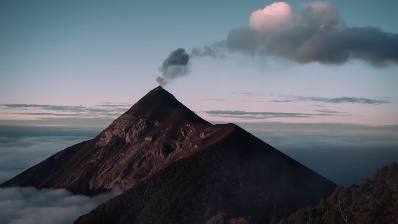 volcán fuego activo temprano en la mañana en guatemala 1