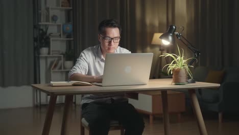 hombre trabajando en la computadora portátil por la noche