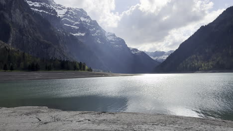 vista del lago klöntalersee, cantón de glarus, suiza